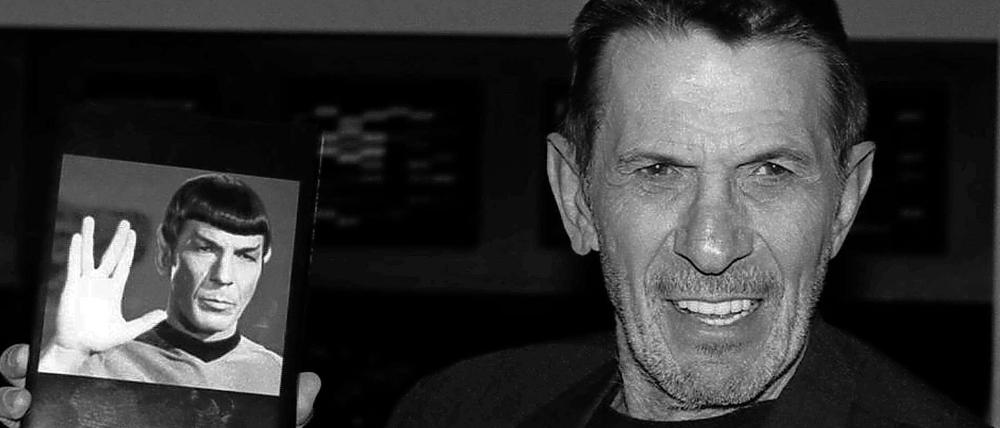 Leonard Nimoy 2003 bei der Vorstellung seiner Autobiographie.