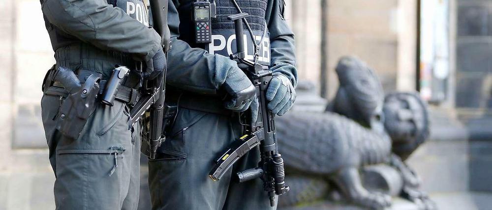 Nach einer Terrorwarnung zeigt die Polizei massive Präsenz in Bremen.