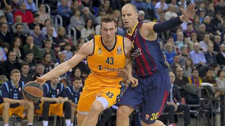 Albas Leon Radosevic (links) gegen Barcelonas Maciej Lampe.