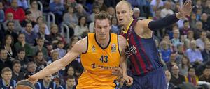 Albas Leon Radosevic (links) gegen Barcelonas Maciej Lampe.