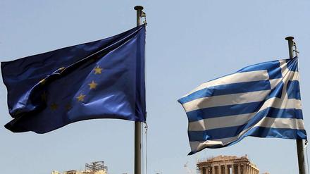 Die Flaggen der Europäischen Unions und Griechenlands vor der Akropolis in Athen