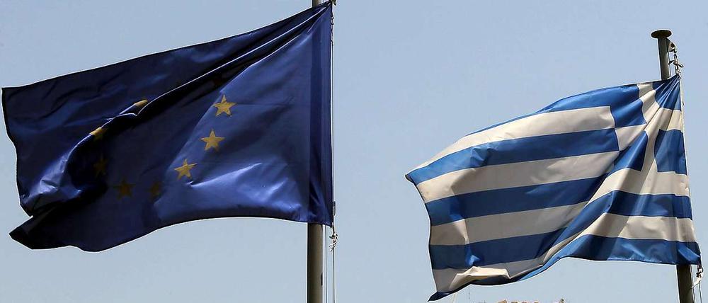 Die Flaggen der Europäischen Unions und Griechenlands vor der Akropolis in Athen