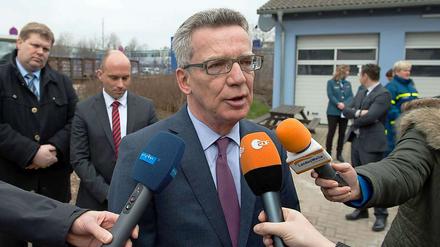 Bundesinnenminister Thomas de Maizière - hier bei einem Besuch beim Technischen Hilfswerk im thüringischen Erfurt. 