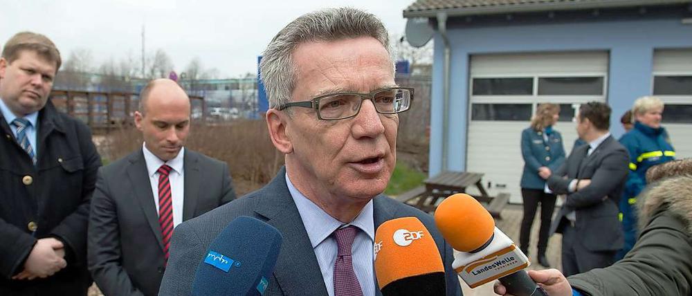 Bundesinnenminister Thomas de Maizière - hier bei einem Besuch beim Technischen Hilfswerk im thüringischen Erfurt. 