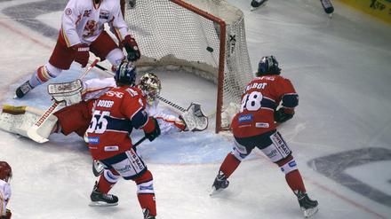 Da wackelt das Netz. Julian Talbot brachte die Eisbären in dieser Szene mit 1:0 in Führung. 