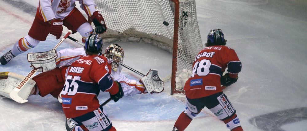 Da wackelt das Netz. Julian Talbot brachte die Eisbären in dieser Szene mit 1:0 in Führung. 