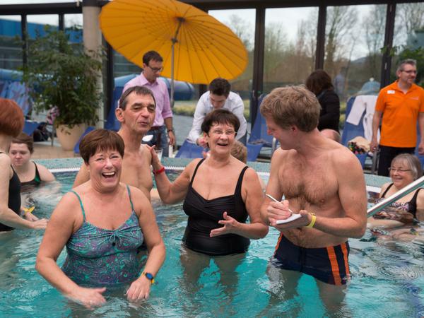 Laune bestens. Im Whirlpool drinnen ist schon mittags die Hölle los, wie unser Reporter feststellt.