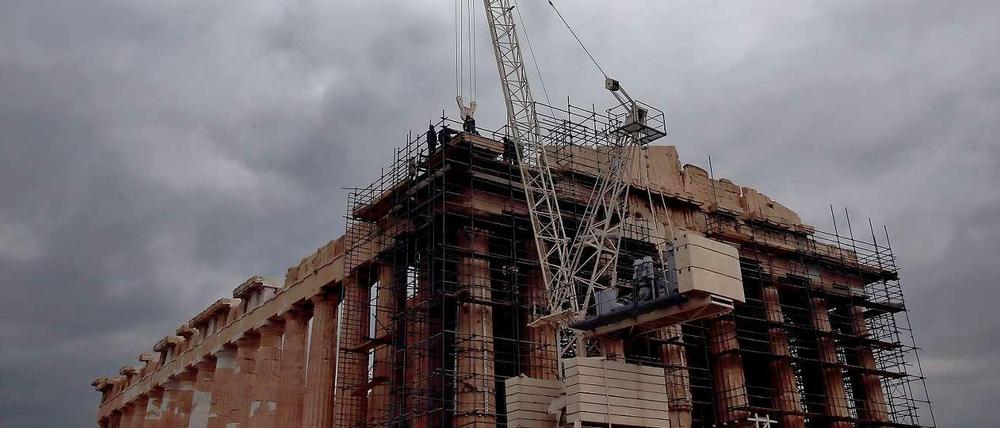 Der Parthenon-Tempel auf der Athener Akropolis ist eingerüstet.