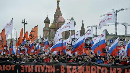 16.000 Menschen sind in Moskau auf die Straße gegangen, um am Trauermarsch für Boris Nemzow teilzunehmen.