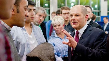 Scholz im Gespräch. „Ich habe mir angewöhnt, nur nach vorn zu schauen“, sagt er bei solchen Gelegenheiten. 