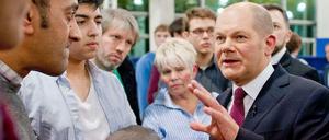 Scholz im Gespräch. „Ich habe mir angewöhnt, nur nach vorn zu schauen“, sagt er bei solchen Gelegenheiten.