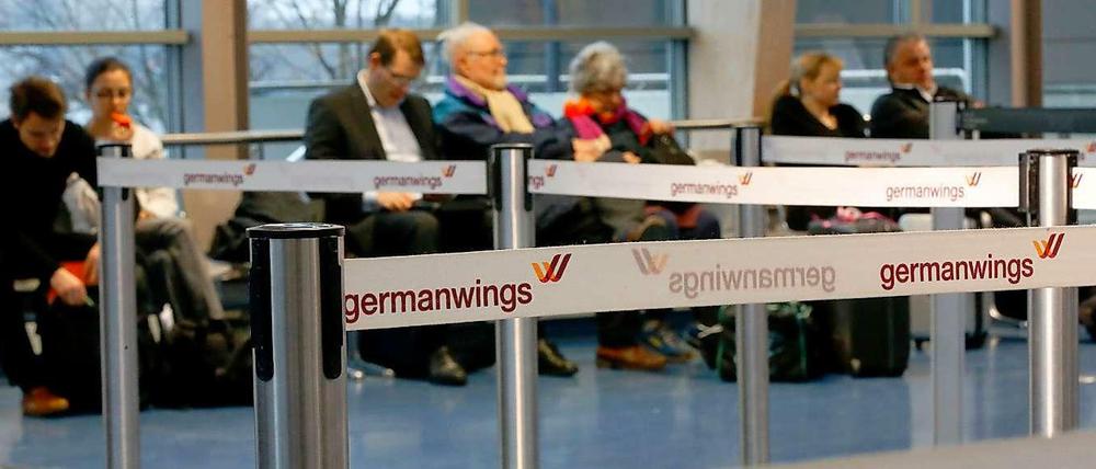 Wartende Passagiere: Durch einen Pilotenstreik kam es am Donnerstag bei der Lufthansa-Tochter Germanwings auch in Tegel zu erheblichen Flugausfällen.