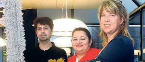 Endlich eine Aufgabe. Dragan und Zorica Vujicic sind gehörlos. Bevor sie in der Gebäudereinigung Petersohn anfingen (rechts Personalchefin Gabriela Petersohn), vergingen ihre Tage quälend langsam. 