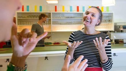 Neue Jobperspektive. Im Gehörlosenzentrum in Frankfurt am Main lernen Hörende und Nichthörende im ersten inklusiven Ausbildungsjahrgang in der Gastronomie gemeinsam.