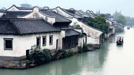 Verträumt. Nicht überall jedoch ist Wuzhen so still. Viele Chinesen aus den lauten, smoggeplagten Metropolen besuchen den Ort – auf der Suche nach der Vergangenheit.