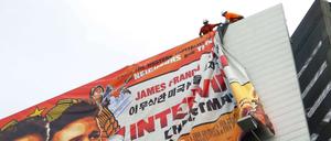 Die Plakate von "The Interview" werden in Hollywood abgehängt.