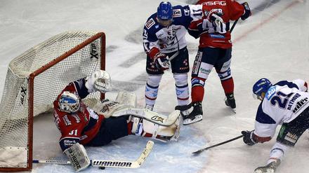 Gegen Mannheim war es lange Zeit Eisbären-Schlussmann Petri Vehanen zu verdanken, dass das Spiel nicht schon frühzeitig entschieden war.