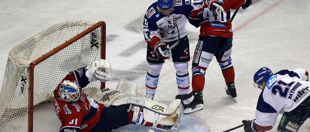 Gegen Mannheim war es lange Zeit Eisbären-Schlussmann Petri Vehanen zu verdanken, dass das Spiel nicht schon frühzeitig entschieden war.