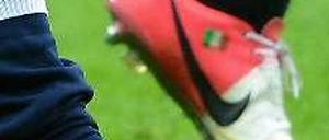 Wettkampf. Während Adidas vor allem im Russlandgeschäft leidet, baut Nike Umsatz und Gewinn deutlich aus. 