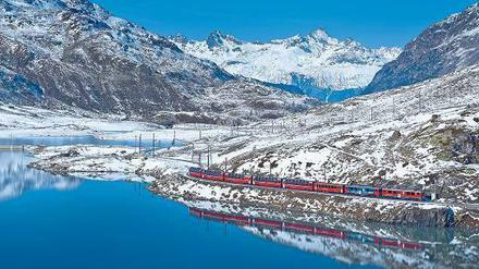Gesamtkunstwerk. Der Bernina-Express, Schmuckstück der Rhätischen Bahn, passt perfekt in die Schweizer Winterlandschaft.