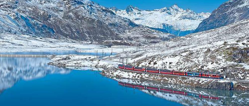Gesamtkunstwerk. Der Bernina-Express, Schmuckstück der Rhätischen Bahn, passt perfekt in die Schweizer Winterlandschaft.
