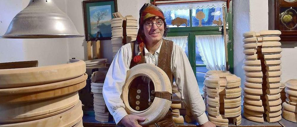 Reifendreher Christian Werner ist einer der wenigen, die das alte Handwerk noch beherrschen.