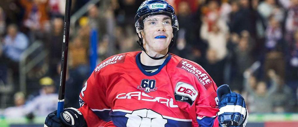 Der Finger hält. Marcel Noebels kehrt nach seiner Verletzung zurück.