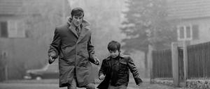 Kindheitsidol. Peter Ducke spielt mit seinem Sohn auf der Straße Fußball.