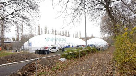 Die Traglufthallen auf dem Sportplatz im Moabiter Poststadion sollen nur zur vorübergehenden Unterbringung dienen.