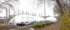 Die Traglufthallen auf dem Sportplatz im Moabiter Poststadion sollen nur zur vorübergehenden Unterbringung dienen.