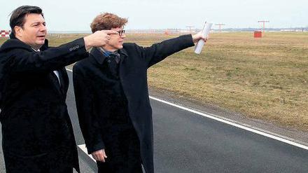 Bausenator Geisel (links) und sein Staatssekretär Lütke Daldrup weisen den Weg auf dem Flughafen-Areal in Tegel.