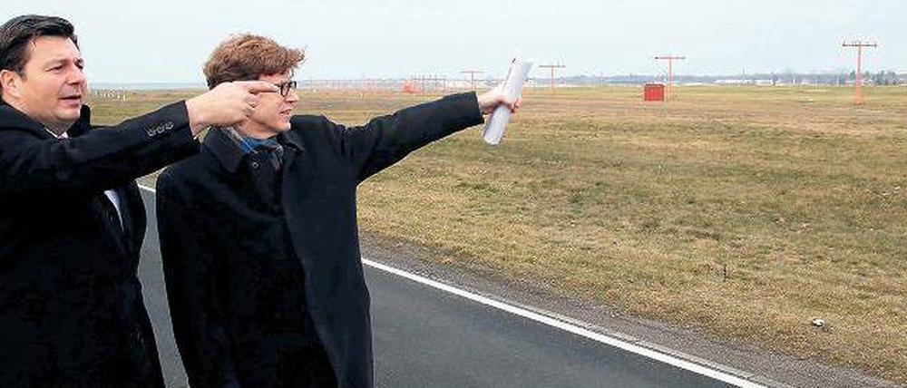 Bausenator Geisel (links) und sein Staatssekretär Lütke Daldrup weisen den Weg auf dem Flughafen-Areal in Tegel.
