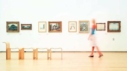 Auf Augenhöhe. Von diesem Wochenende an können Besucher die Kunst in der Whitworth Art Gallery wieder betrachten. In der Mitte: Bilder von L. S. Lowry mit den typischen Streichholzmännchen.