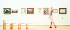Auf Augenhöhe. Von diesem Wochenende an können Besucher die Kunst in der Whitworth Art Gallery wieder betrachten. In der Mitte: Bilder von L. S. Lowry mit den typischen Streichholzmännchen.
