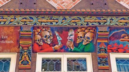 Erschröckliches in der Altstadt. Detail der Fassade des Knochenhaueramtshauses am Hildesheimer Marktplatz.