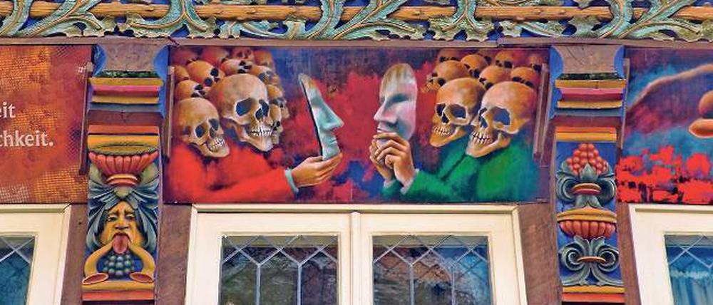 Erschröckliches in der Altstadt. Detail der Fassade des Knochenhaueramtshauses am Hildesheimer Marktplatz.