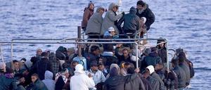Flüchtlinge aus Afghanistan und dem Irak kommen über das türkische Mittelmeer nach Griechenland.