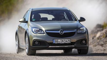 Gemacht auch für schlechte Wege: Mit 20 Millimeter mehr Bodenfreiheit kann der Opel Insignia Country Tourer schon mal über bessere Feldwege fegen. Übertreiben sollte man es aber nicht. 