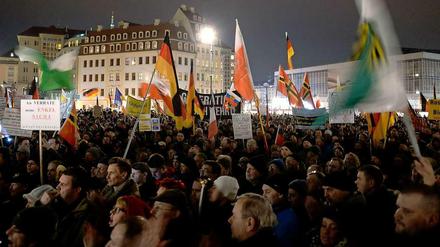 Es werden wieder etwas mehr. Knapp 5000 waren beim Marsch der Pegida am Montag, den 23. 2. 2015 dabei.