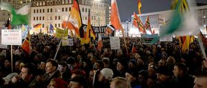 Es werden wieder etwas mehr. Knapp 5000 waren beim Marsch der Pegida am Montag, den 23. 2. 2015 dabei.