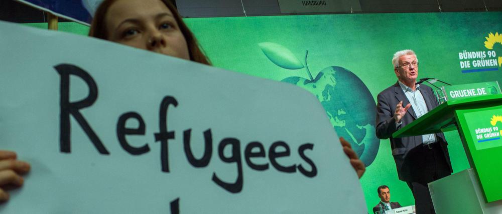 Protestbanner. Bei der Rede von Winfried Kretschmann zeigten gerade junge Grüne, was sie von seiner Zustimmung zum Asylkompromiss halten.