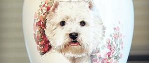 Es gibt Urnen mit Fotodruck und Urnen mit Swarovski-Kristallen in Tatzenform. Für 1700 Euro kann man die Asche seines Tieres zu Diamanten pressen lassen.