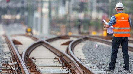 Die Bahn fährt in Berlin, außer es schneit so richtig. Für eine winterfeste Infrastruktur fehlen die finanziellen Mittel. 
