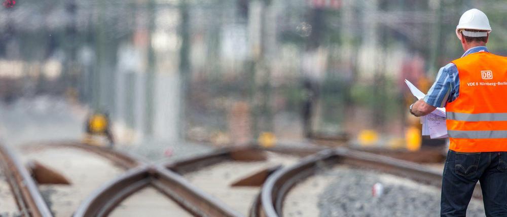 Die Bahn fährt in Berlin, außer es schneit so richtig. Für eine winterfeste Infrastruktur fehlen die finanziellen Mittel. 