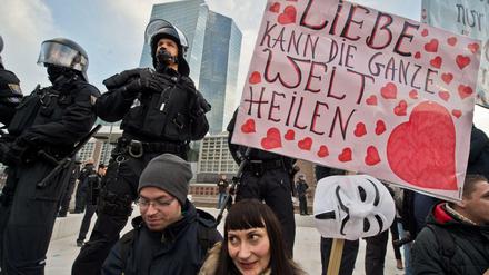 Die meisten Menschen demonstrierten in Frankfurt friedlich.