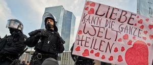 Die meisten Menschen demonstrierten in Frankfurt friedlich.