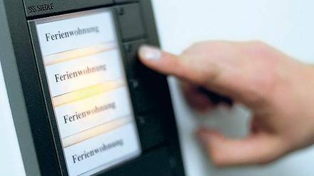 Jeder vierte Berliner würde seine Wohnung gerne – gelegentlich – an Touristen vermieten. Dem soll die Zweckentfremdungsverbotsverordnung seit 1. Mai Grenzen setzen. 