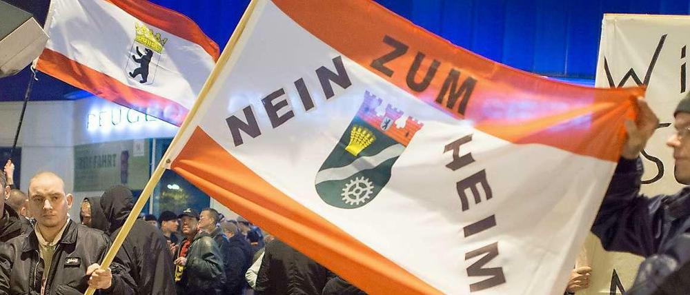 In Marzahn wird gegen den Bau einer Flüchtlingsunterkunft demonstriert.