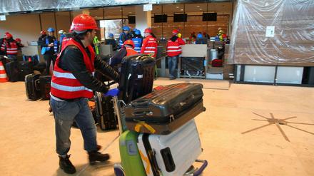 Rollkofferkommando. Vor drei Jahren wurden die Abläufe am BER, wie hier im Terminal, schon mal mit Freiwilligen getestet. 