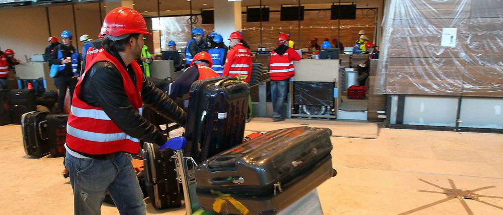 Rollkofferkommando. Vor drei Jahren wurden die Abläufe am BER, wie hier im Terminal, schon mal mit Freiwilligen getestet.